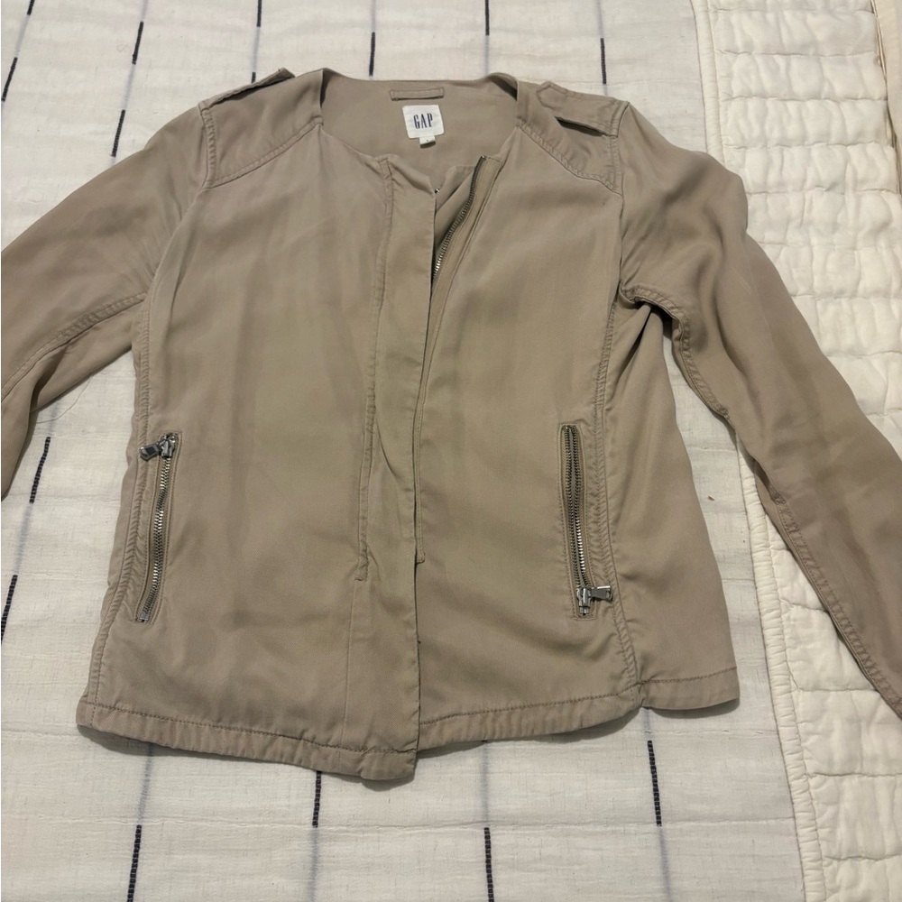 GAP Women's Utility Jacket in Tan super cute can wear with jeans or dress it up